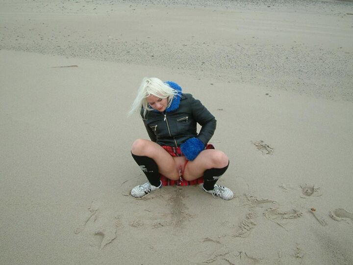 12P UK Flashers Blondie pissing in the beach