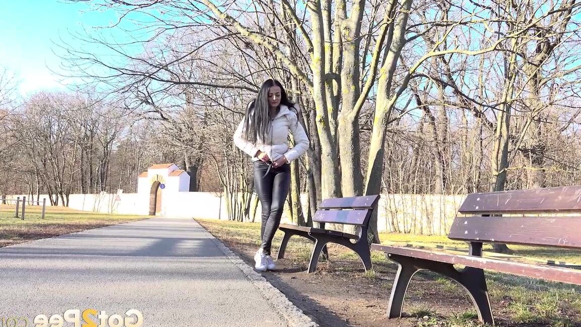 15P Maddi Black lindert ihre Piss-Verzweiflung