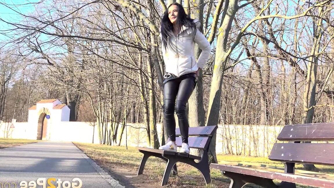 15P Maddi Black lindert ihre Piss-Verzweiflung
