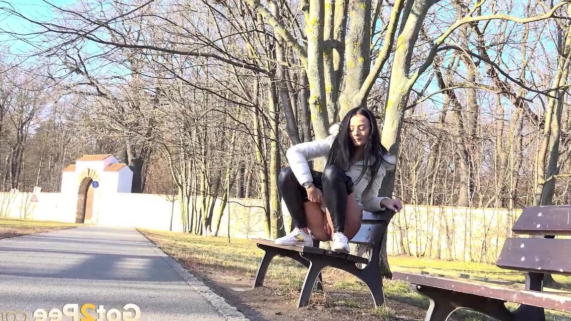 15P Maddi Black lindert ihre Piss-Verzweiflung