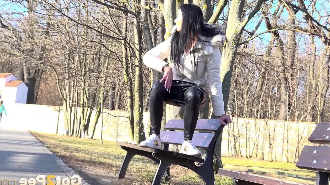 15P Maddi Black lindert ihre Piss-Verzweiflung