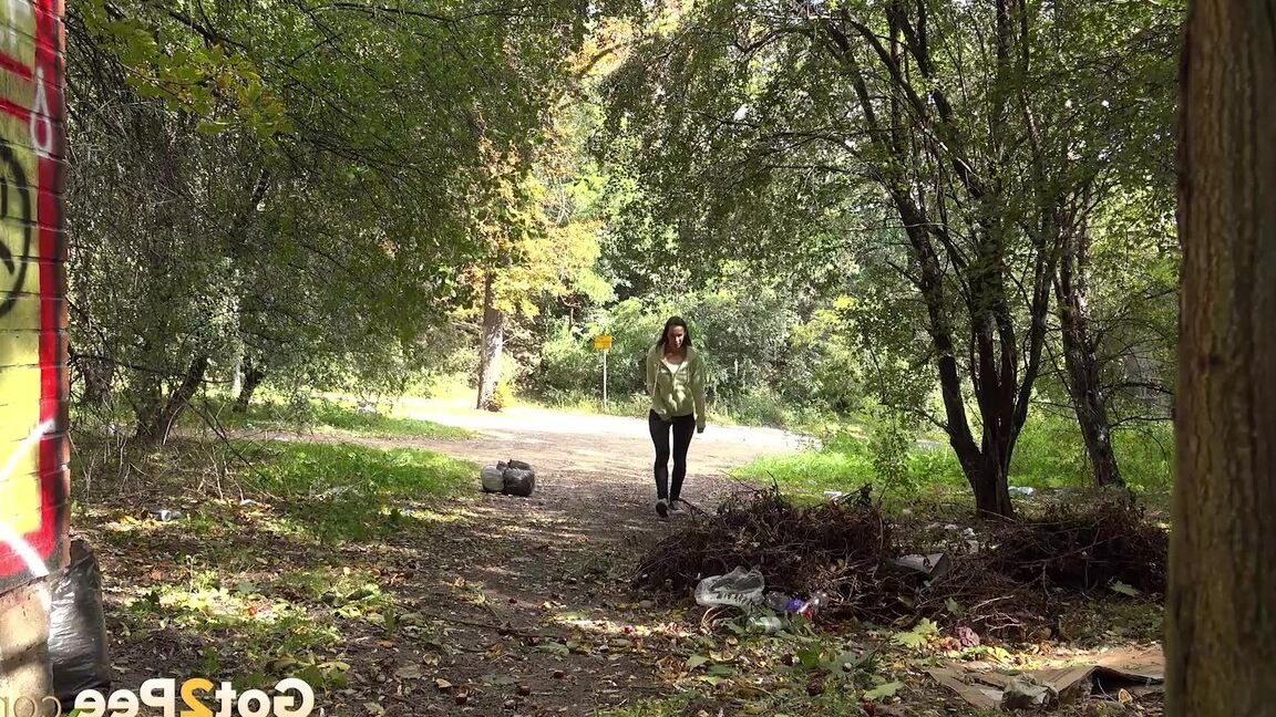 15P シンシア・ヴェロンズが道路脇の荒れ地でおしっこする