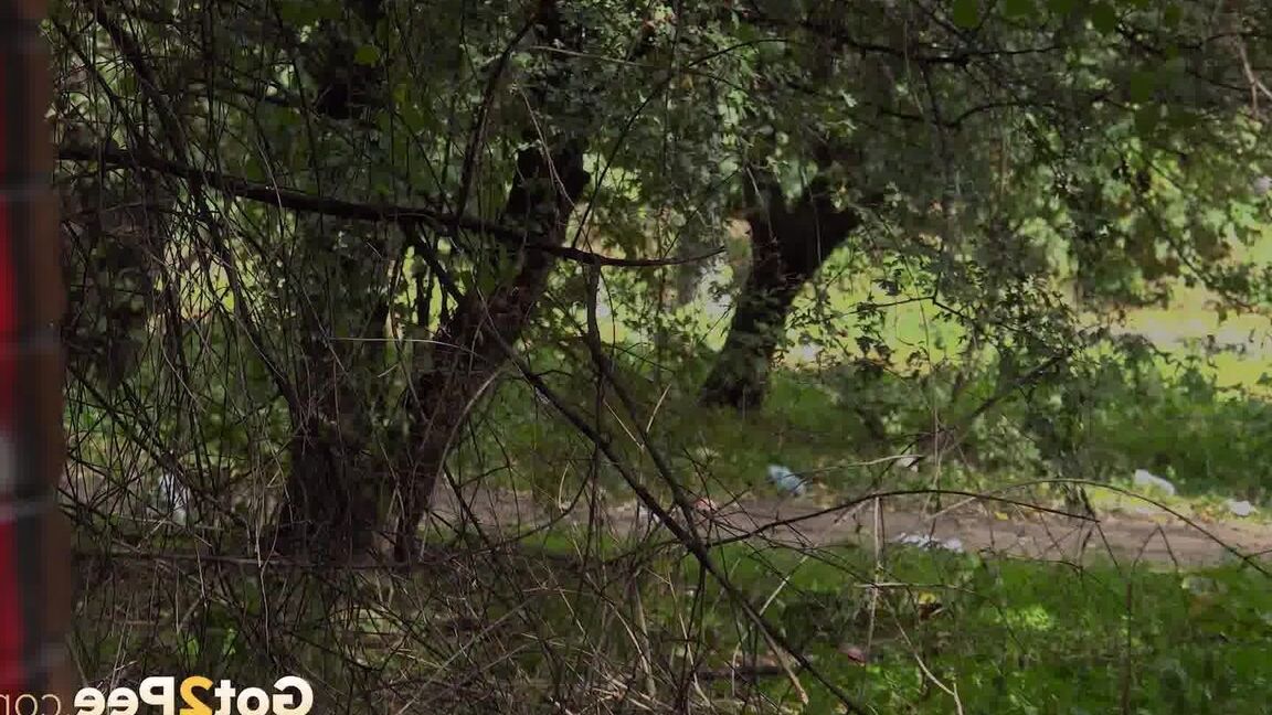 15P シンシア・ヴェロンズが道路脇の荒れ地でおしっこする