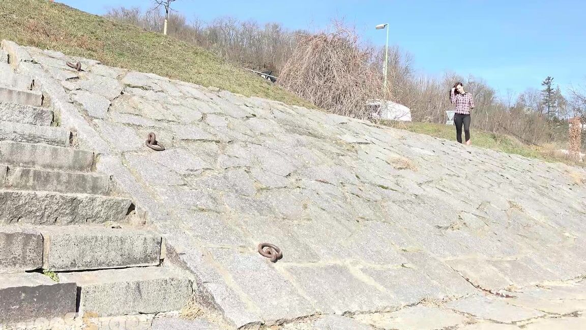 15P Antonia Sainz se mea en unas escaleras de piedra