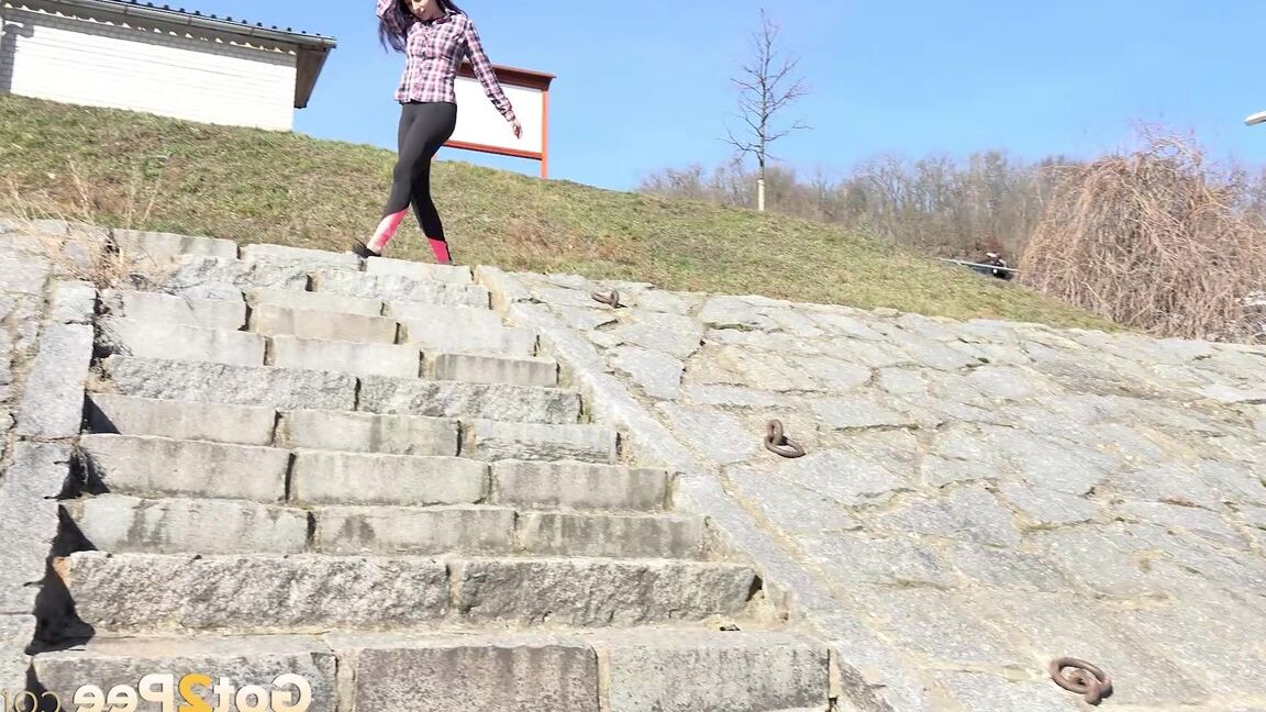 15P Antonia Sainz se mea en unas escaleras de piedra