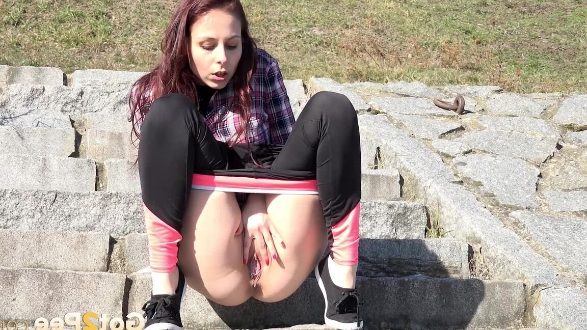 15P Antonia Sainz se mea en unas escaleras de piedra