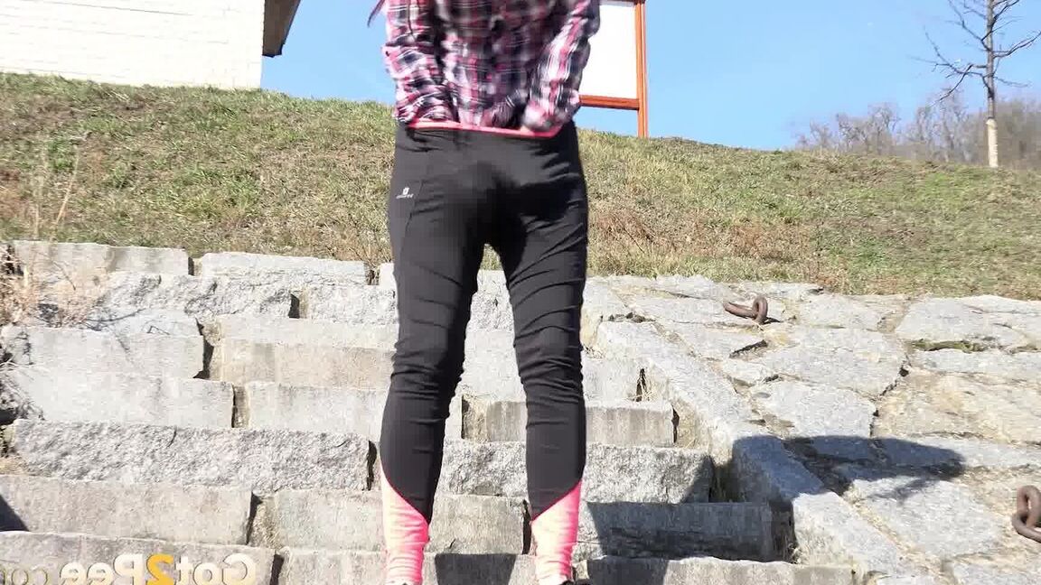 15P Antonia Sainz se mea en unas escaleras de piedra