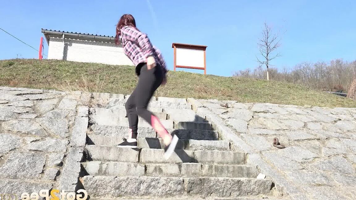 15P Antonia Sainz se mea en unas escaleras de piedra