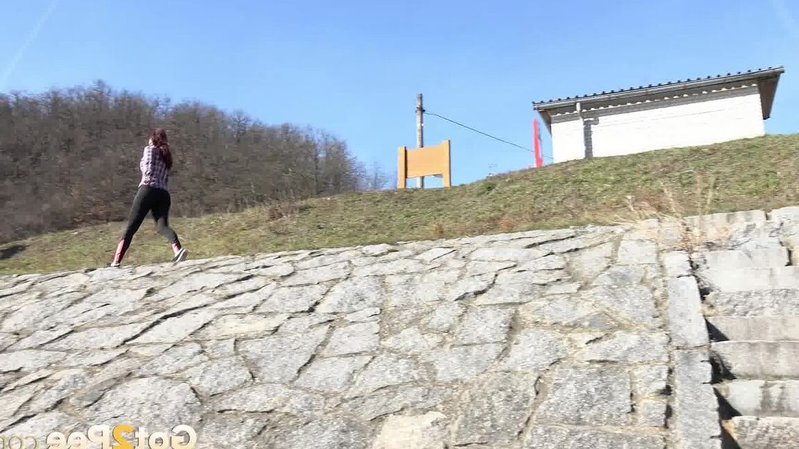 15P Antonia Sainz se mea en unas escaleras de piedra
