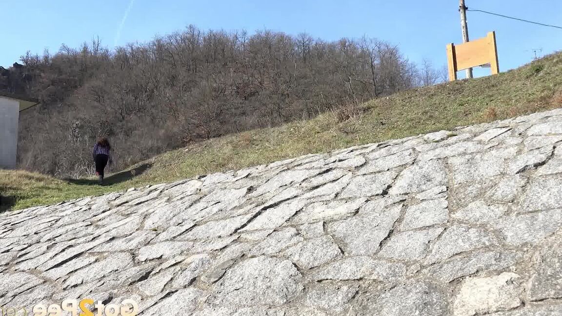 15P Antonia Sainz se mea en unas escaleras de piedra