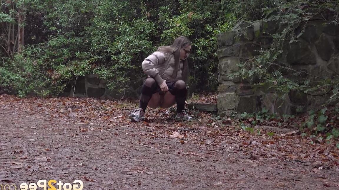 15P Barbe squats and pees on the ground in the rain