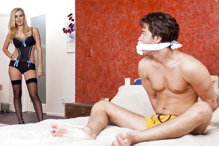 16P Natalia Starr chupa um pau duro e fica com seus peitos grandes cobertos de porra