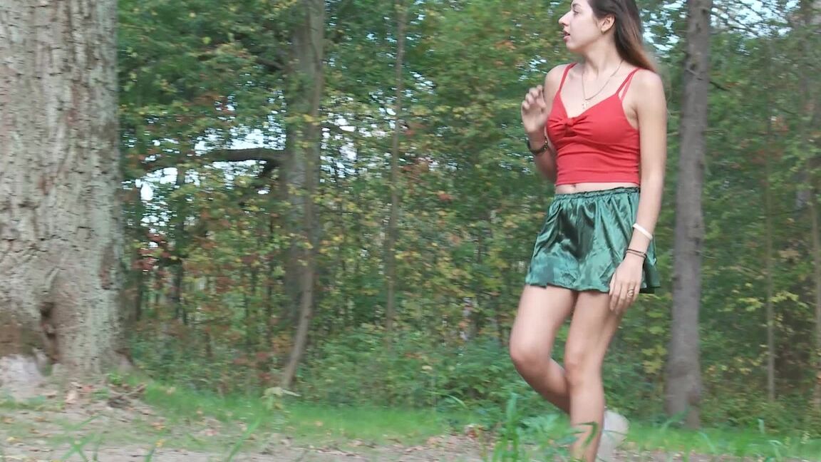 15P La sexy Diana Sweet disfruta de una meada desordenada al aire libre