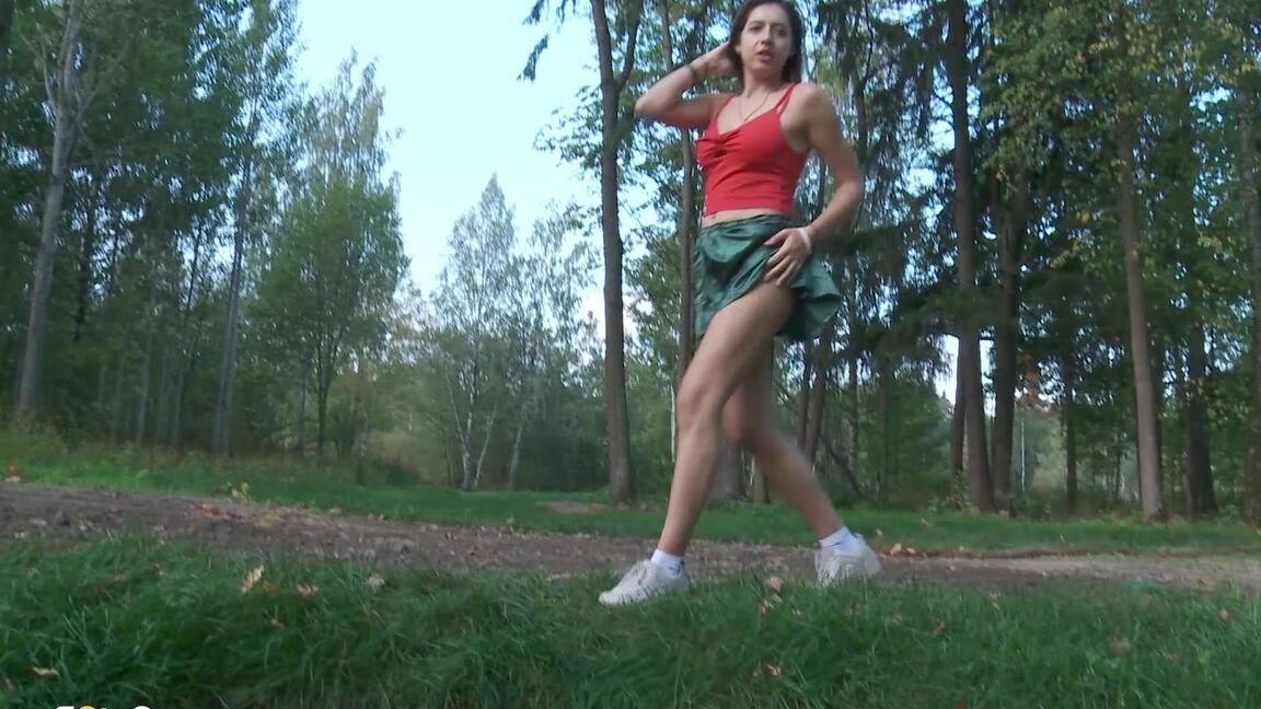 15P La sexy Diana Sweet disfruta de una meada desordenada al aire libre