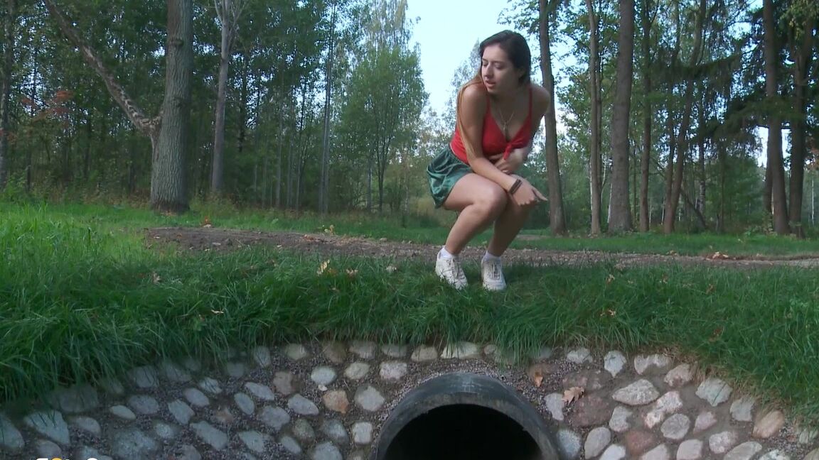 15P La sexy Diana Sweet disfruta de una meada desordenada al aire libre