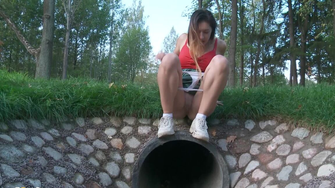 15P La sexy Diana Sweet disfruta de una meada desordenada al aire libre