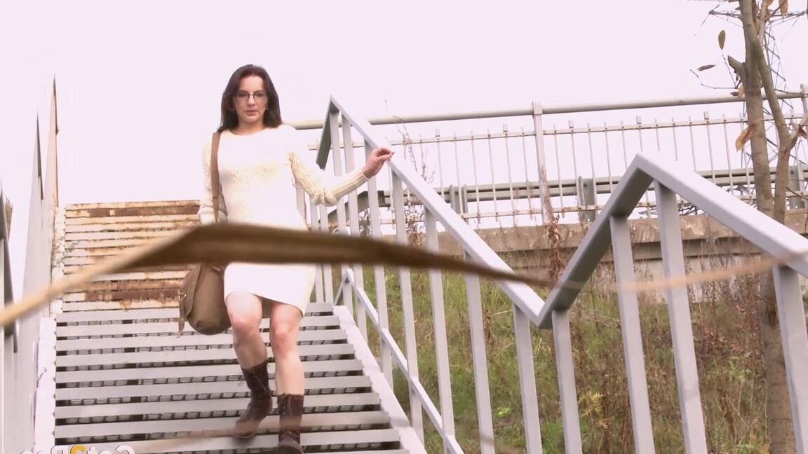 15P Linda morena levanta o vestido para mijar lá fora
