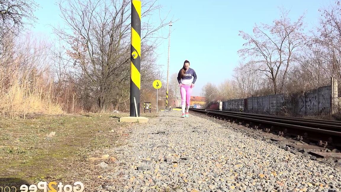 15P La chica sola Valentina Ross se baja las mallas para orinar cerca de las vías del tren