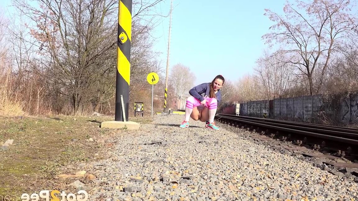 15P La chica sola Valentina Ross se baja las mallas para orinar cerca de las vías del tren