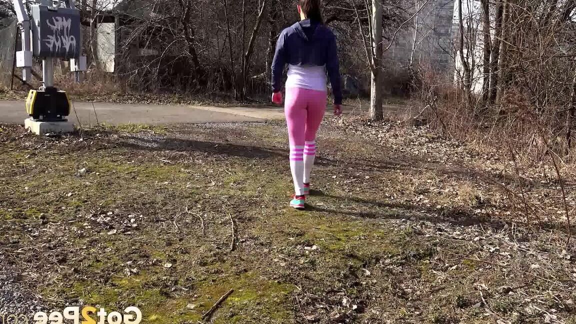 15P La chica sola Valentina Ross se baja las mallas para orinar cerca de las vías del tren