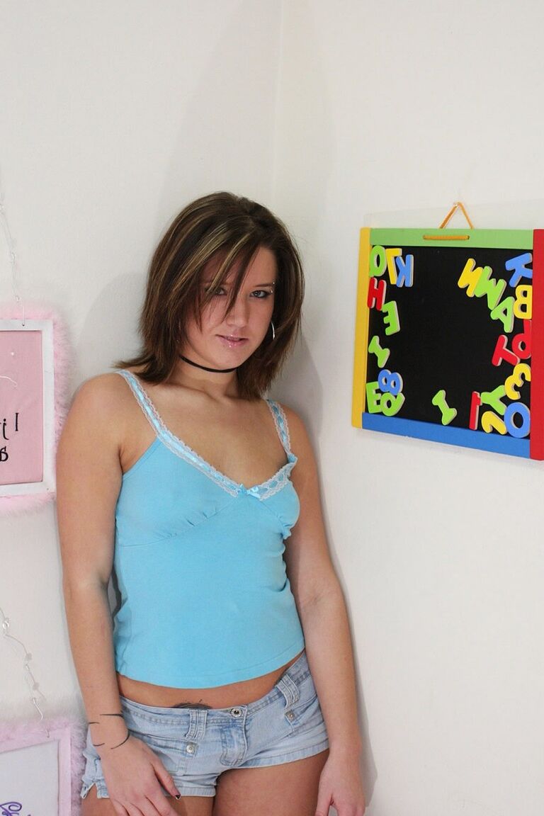 21P La beauté brune américaine Nikkie Vixon étale son cul d'adolescente sexy sur le lit.