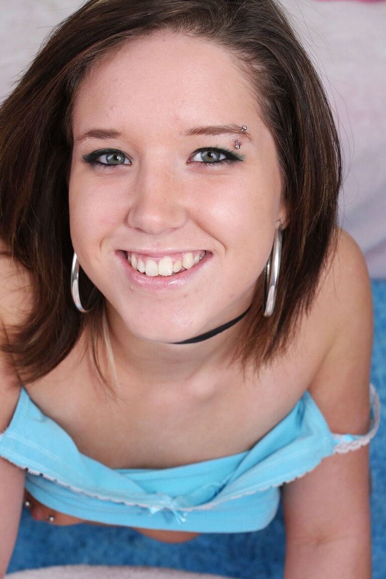 21P La beauté brune américaine Nikkie Vixon étale son cul d'adolescente sexy sur le lit.