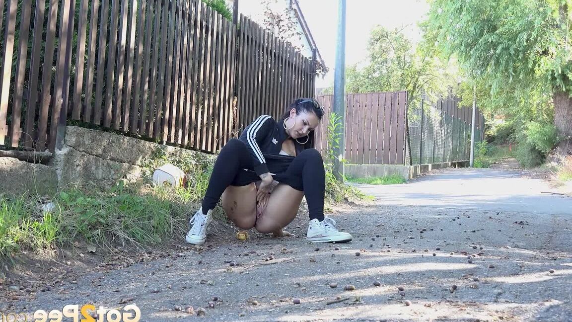 15P イザベル・ダークがおしっこをするためにレギンスを下ろします