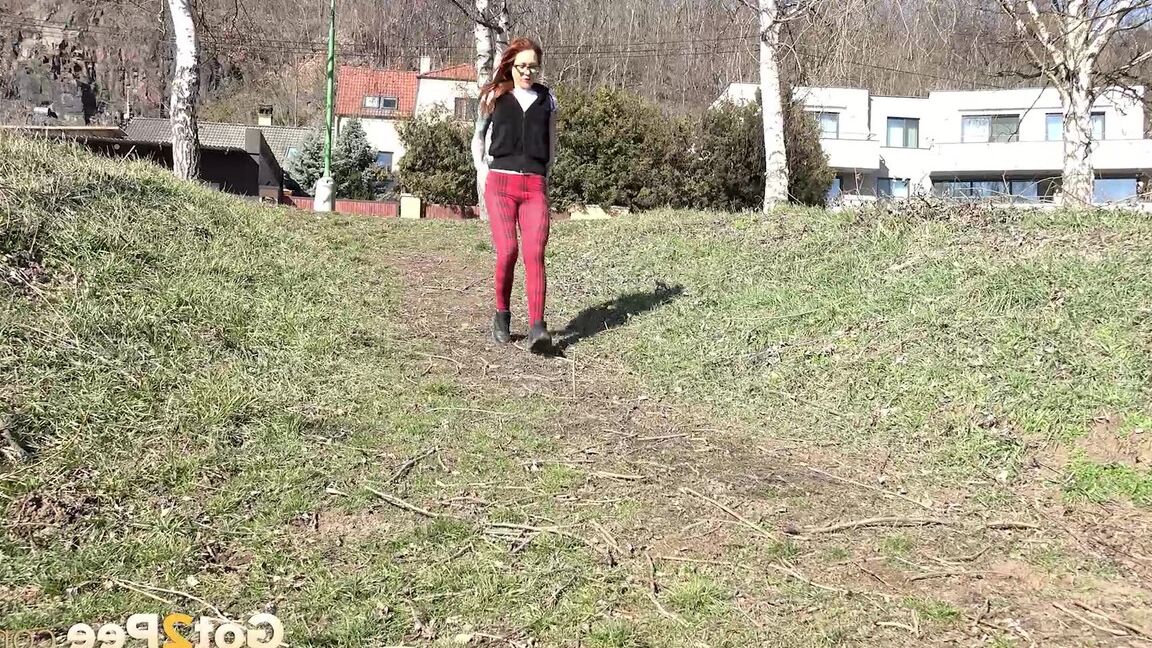 15P Nena pelirroja caliente muestra su coño mientras orina