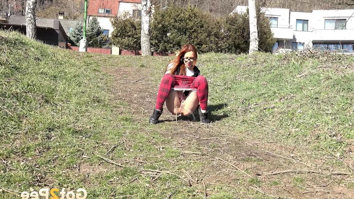 15P Nena pelirroja caliente muestra su coño mientras orina