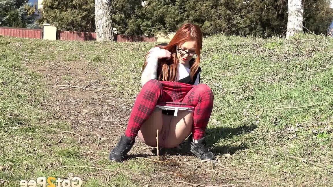 15P Nena pelirroja caliente muestra su coño mientras orina