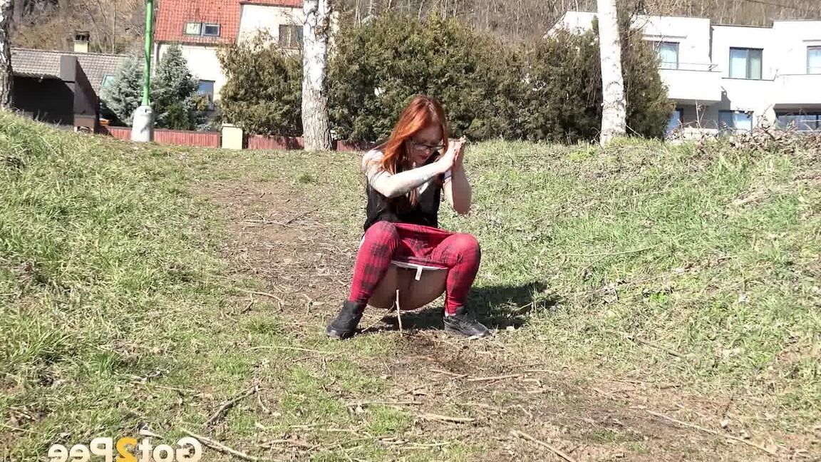 15P Nena pelirroja caliente muestra su coño mientras orina