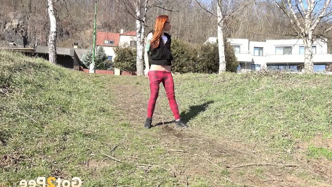 15P Nena pelirroja caliente muestra su coño mientras orina