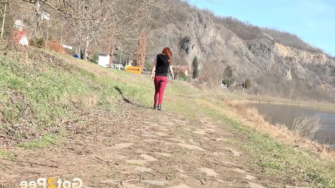 15P Nena pelirroja caliente muestra su coño mientras orina