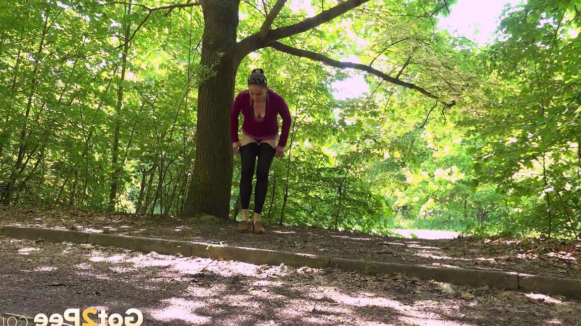 15P Valentina Ross fait pipi à côté de la forêt