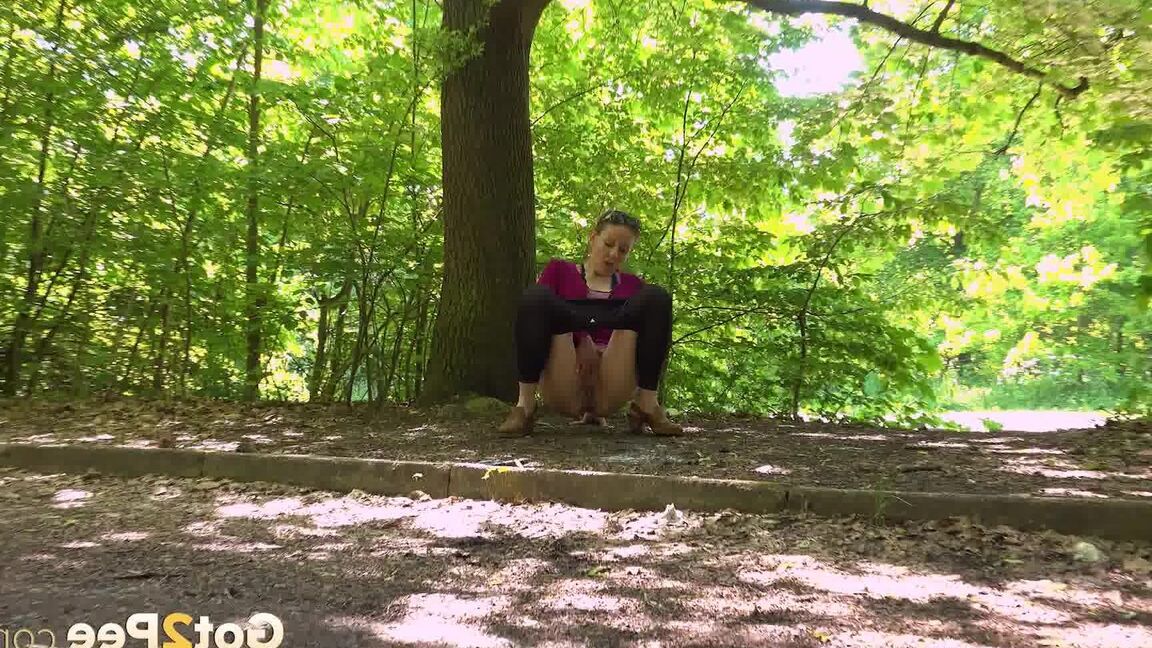 15P Valentina Ross fait pipi à côté de la forêt