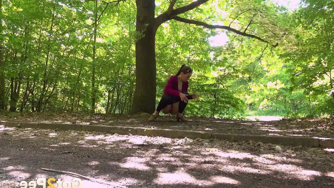 15P Valentina Ross fait pipi à côté de la forêt
