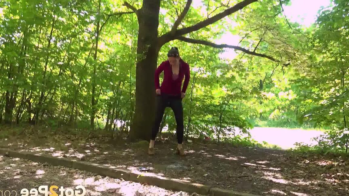 15P Valentina Ross fait pipi à côté de la forêt