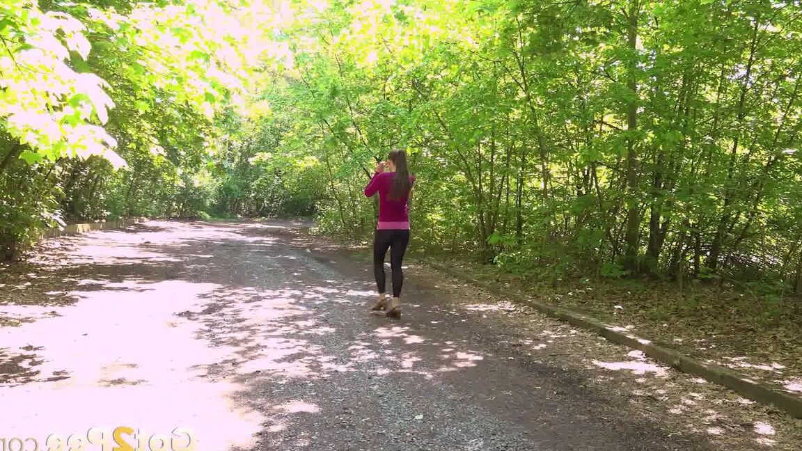 15P Valentina Ross fait pipi à côté de la forêt