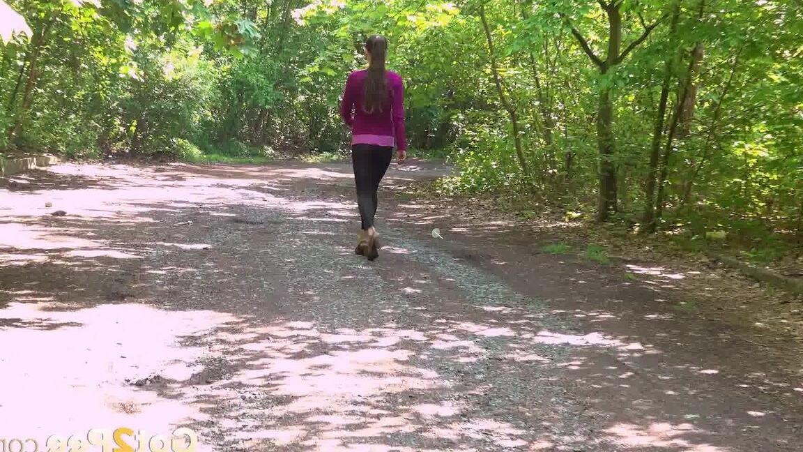 15P Valentina Ross fait pipi à côté de la forêt