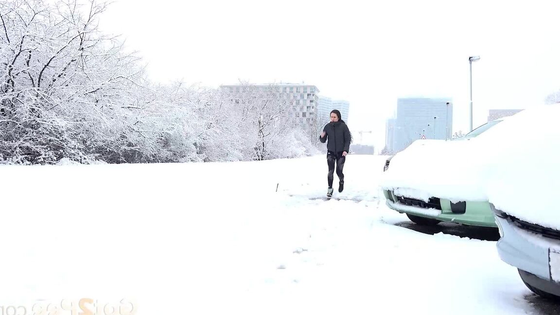 15P Lara Fox relieves her piss desperation in the snow