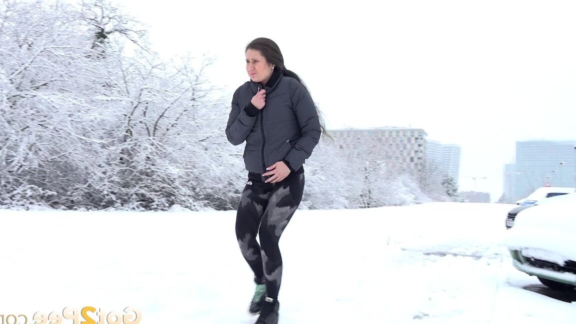 15P Lara Fox relieves her piss desperation in the snow