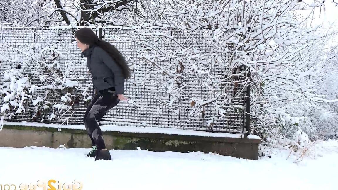 15P Lara Fox relieves her piss desperation in the snow