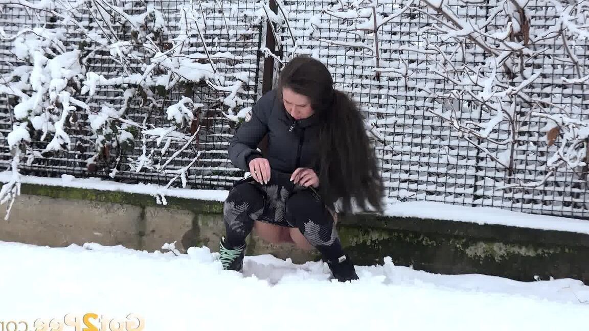 15P Lara Fox relieves her piss desperation in the snow