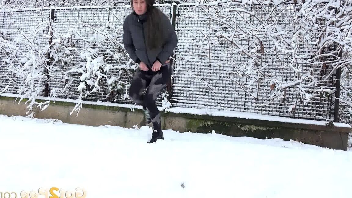 15P Lara Fox relieves her piss desperation in the snow