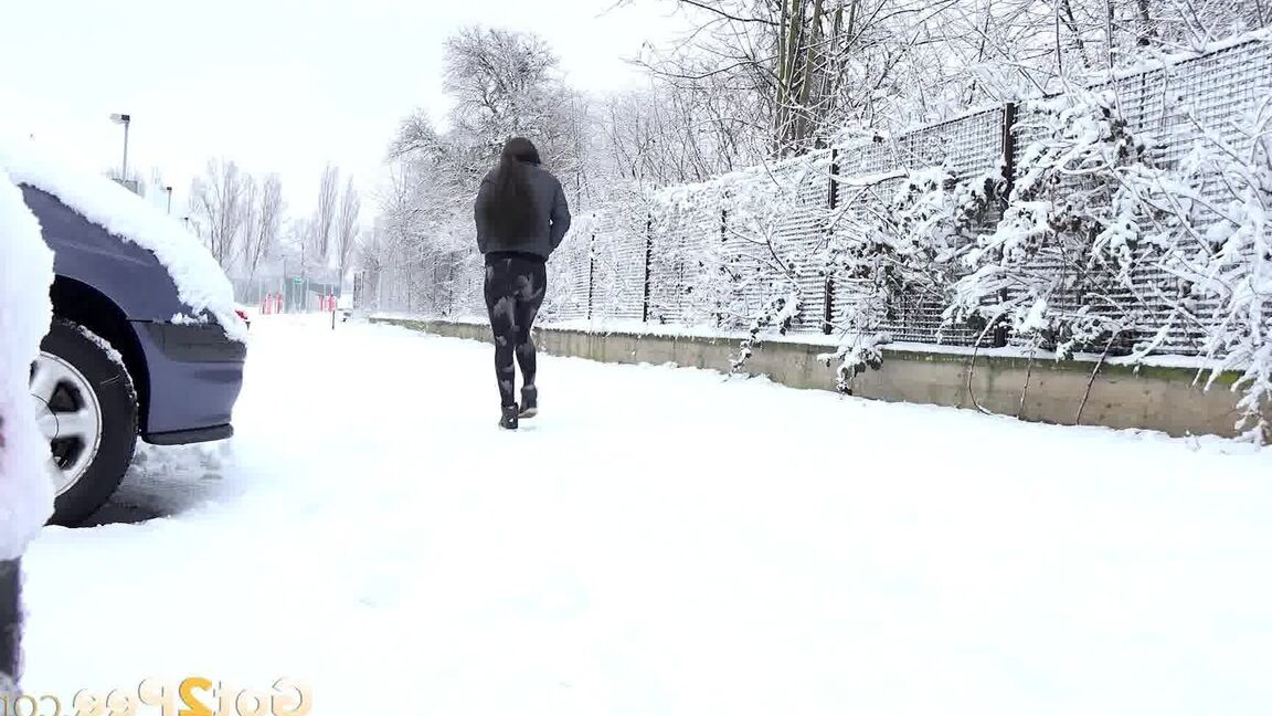 15P Lara Fox relieves her piss desperation in the snow