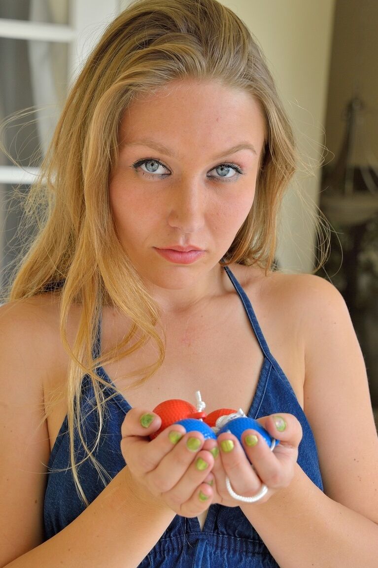 21P Süßes Teenie mit blauen Augen Brianna entblößt ihre süße Möse und masturbiert