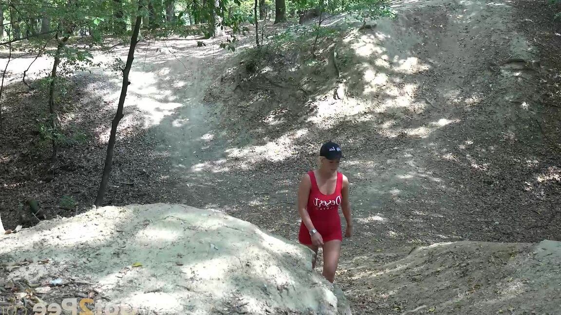 15P Loira sexy de vestido vermelho faz xixi na floresta
