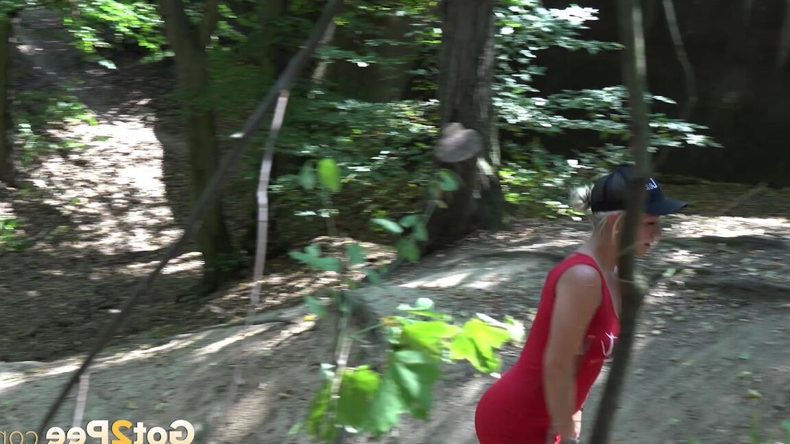 15P Loira sexy de vestido vermelho faz xixi na floresta