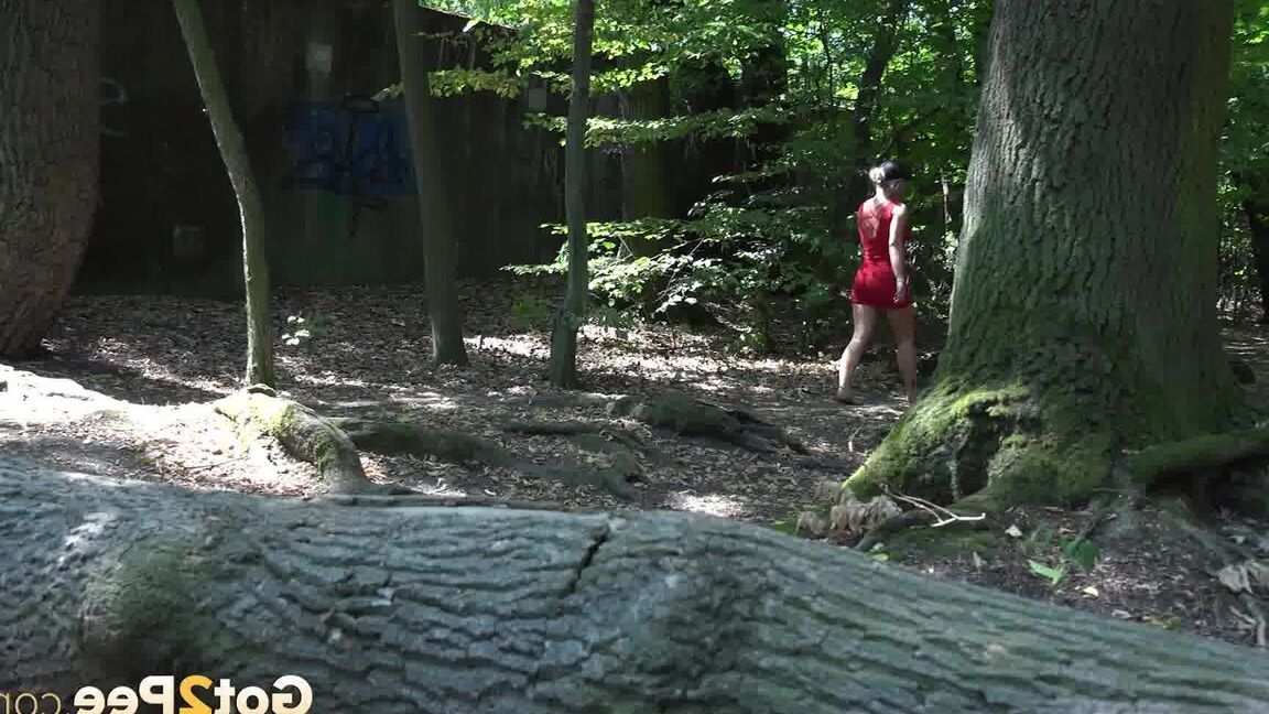 15P Loira sexy de vestido vermelho faz xixi na floresta