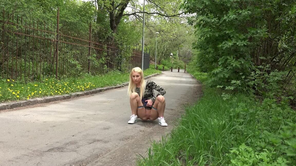 15P Une jolie blonde soulage son désespoir de faire pipi